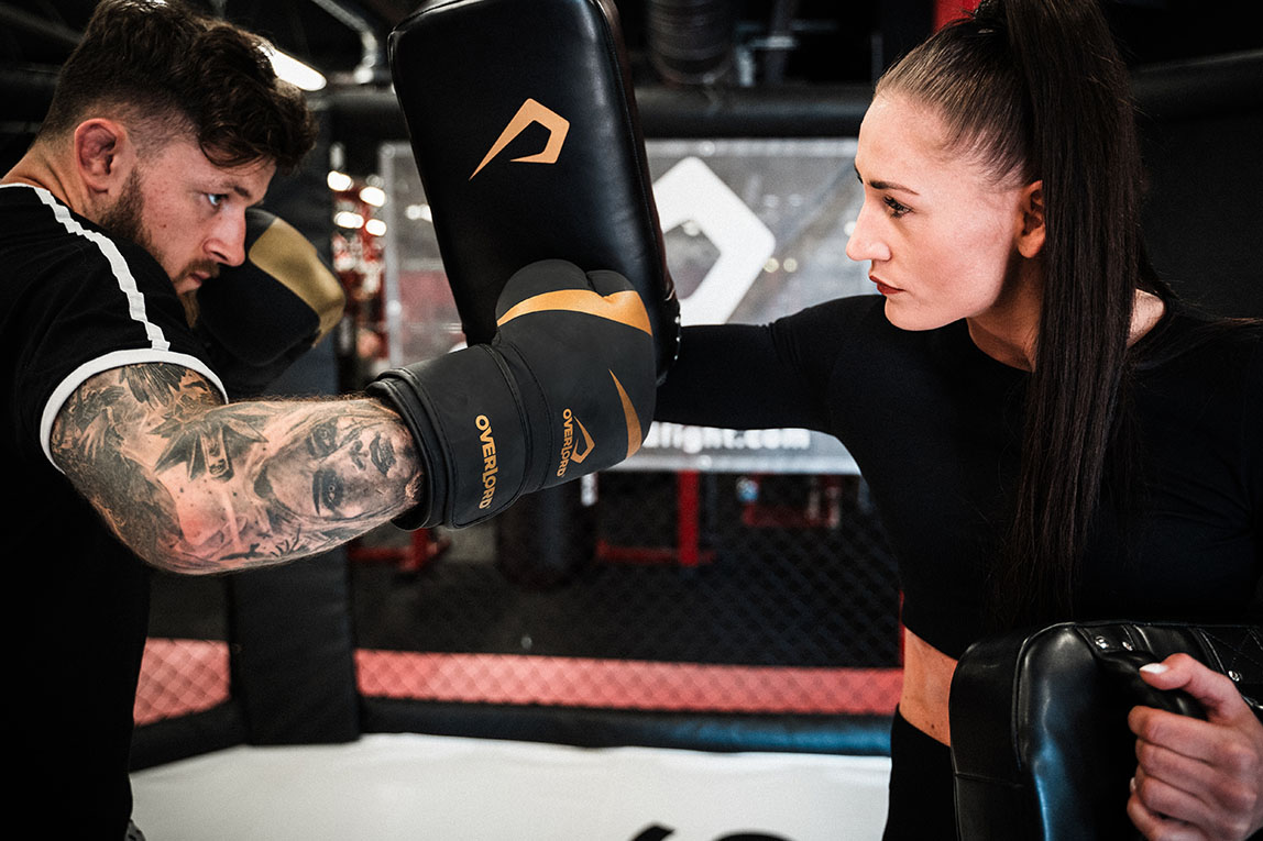 Róża Gumienna i Kacper Kozierzębski w rękawicach bokserskich Overlord Riven Gold