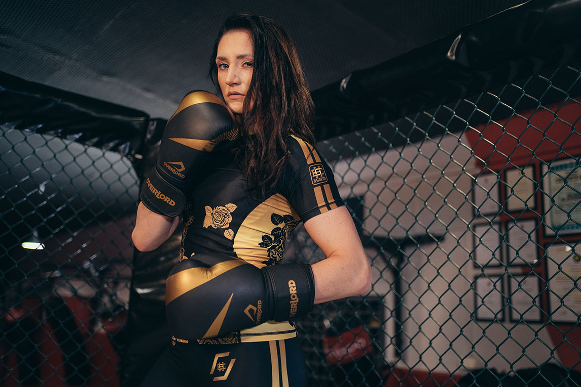 Róża Gumienna w rękawicach bokserskich Overlord Riven Gold