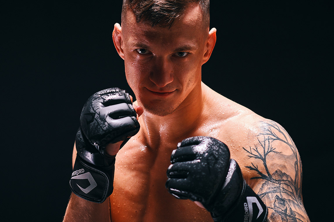 Sebastian Przybysz w rękawicach MMA Overlord X-MMA